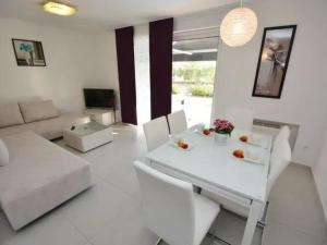 Apartment 1 mit Schwimmbad und Garten by Interhome