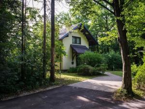 Apartment Kleines Haus am Rande des Waldes by Interhome