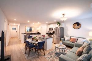 Ranch Home! Near UNCC, Medieval, Pavilion & Uptown