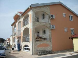 Apartment Charmante- sonnige Ferienwohnung by Interhome