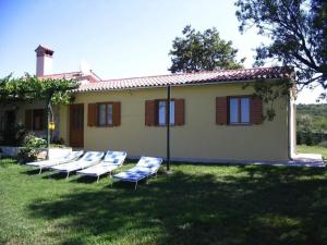 Holiday Home Charmantes Ferienhaus in Bartići mit Terrasse by Interhome