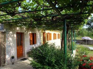 Holiday Home Charmantes Ferienhaus in Bartići mit Terrasse by Interhome