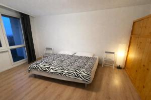 Panoramic top floor flat across the metro