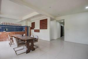 Collection O near Harbour Bay Mall formerly Kansa Hotel