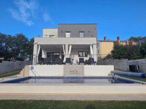 Holiday Home Ferienvilla Luxury Villa Tara mit beheiztem Pool by Interhome