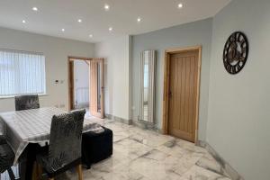 Family small group-Wifi-Garden-Parking-Sleeps 6