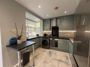 Family small group-Wifi-Garden-Parking-Sleeps 6