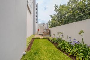 2BR Loft Apartment near Menlyn with Patio