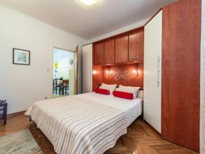 Apartment Ivona mit Terrasse und Außendusche by Interhome