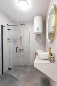 Chic Port 1BR Apartment