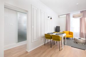 Chic Port 1BR Apartment