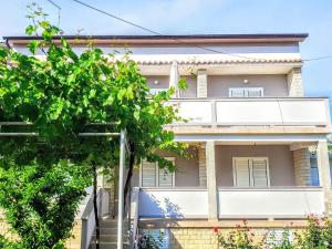 Apartment Große Wohnung in Palit mit Privatem Balkon by Interhome