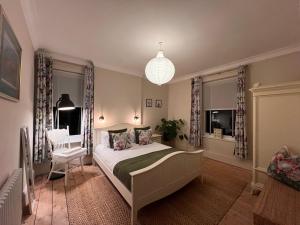 House in Appledore with Hot Tub and own parking