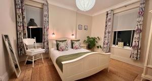 House in Appledore with Hot Tub and own parking