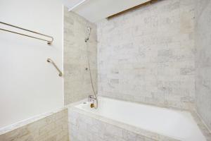 Seine & Eiffel, Spacious Flat 10min walk from Eiffel tower parking SUP