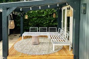 StayatSas Julia stijlvol ingericht, kindvriendelijk, in het bos, hondje mag mee, parkeren op oprit