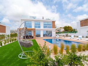 Holiday Home Luxuriöse Villa mit 4 Schlafzimmern- Pool und Whirlpool by Interhome