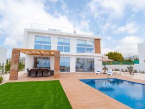 Holiday Home Luxuriöse Villa mit 4 Schlafzimmern- Pool und Whirlpool by Interhome