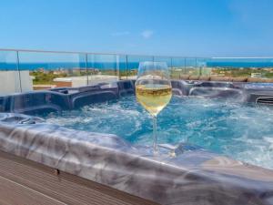 Holiday Home Luxuriöse Villa mit 4 Schlafzimmern- Pool und Whirlpool by Interhome