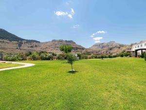 Holiday Home Haus in Kolympia mit Garten und Bergblick by Interhome