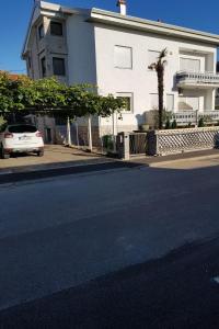 Apartment Wohnung Hama Komunela mit Garten und Stellplatz by Interhome