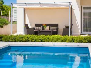 Holiday Home in Dugopolje mit Beheiztem Pool by Interhome