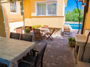 Apartment App mit Meerblick und Pool für 2-4 Personen by Interhome