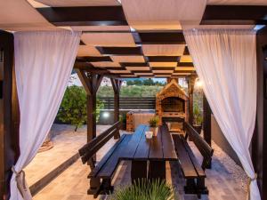 Holiday Home Villa Olea- Pool- Grill- Nähe Flughafen Split by Interhome