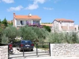 Apartment Tihana mit mediterranem Garten by Interhome