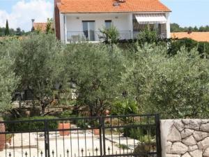 Apartment Tihana mit mediterranem Garten by Interhome