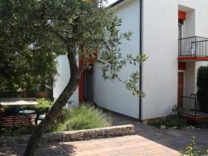 Apartment Tihana mit mediterranem Garten by Interhome