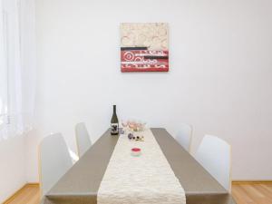 Apartment Tihana mit mediterranem Garten by Interhome