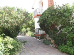 Apartment Tihana mit mediterranem Garten by Interhome