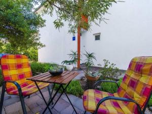 Apartment Tihana mit mediterranem Garten by Interhome