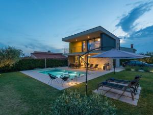 Holiday Home in Dračevac mit Großem Pool by Interhome
