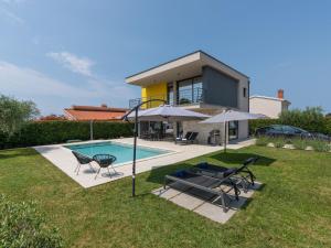 Holiday Home in Dračevac mit Großem Pool by Interhome