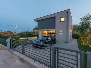 Holiday Home in Dračevac mit Großem Pool by Interhome