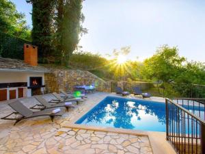 Holiday Home Villa Mosor mit beheiztem Salzwasserpool und Sauna by Interhome