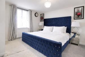 Spacious 4 Bedroom House in Milton Keynes with Home Office and Free Parking