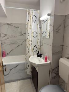 Garsonieră parter, 1 dormitor cu terasa si loc de joacă, PARCARE GRATUITĂ, Craiova