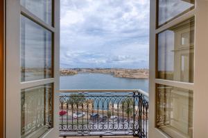 Traditional chic 2 bedroom apartment with Seaview LDEM1-5