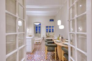 Luxury traditional 3 bedroom apartment with balcony and sea view LDEM1-6