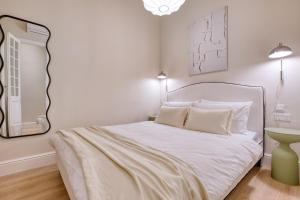 Luxury traditional 3 bedroom apartment with balcony and sea view LDEM1-6