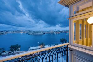 Luxury traditional 3 bedroom apartment with balcony and sea view LDEM1-6