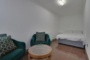 Elegant 5 Bedroom House With Jacuzzis And BBQ