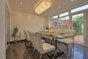 Elegant 5 Bedroom House With Jacuzzis And BBQ