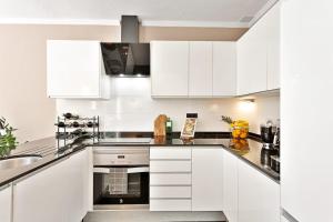 Townhouse with Tropical Garden, BBQ & Pool