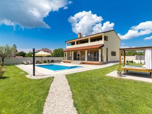 Holiday Home Beeindruckende Luxusvilla mit beheiztem Privatpool by Interhome
