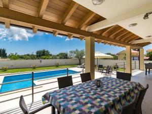 Holiday Home Beeindruckende Luxusvilla mit beheiztem Privatpool by Interhome