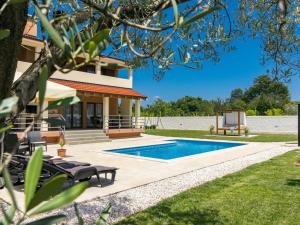 Holiday Home Beeindruckende Luxusvilla mit beheiztem Privatpool by Interhome